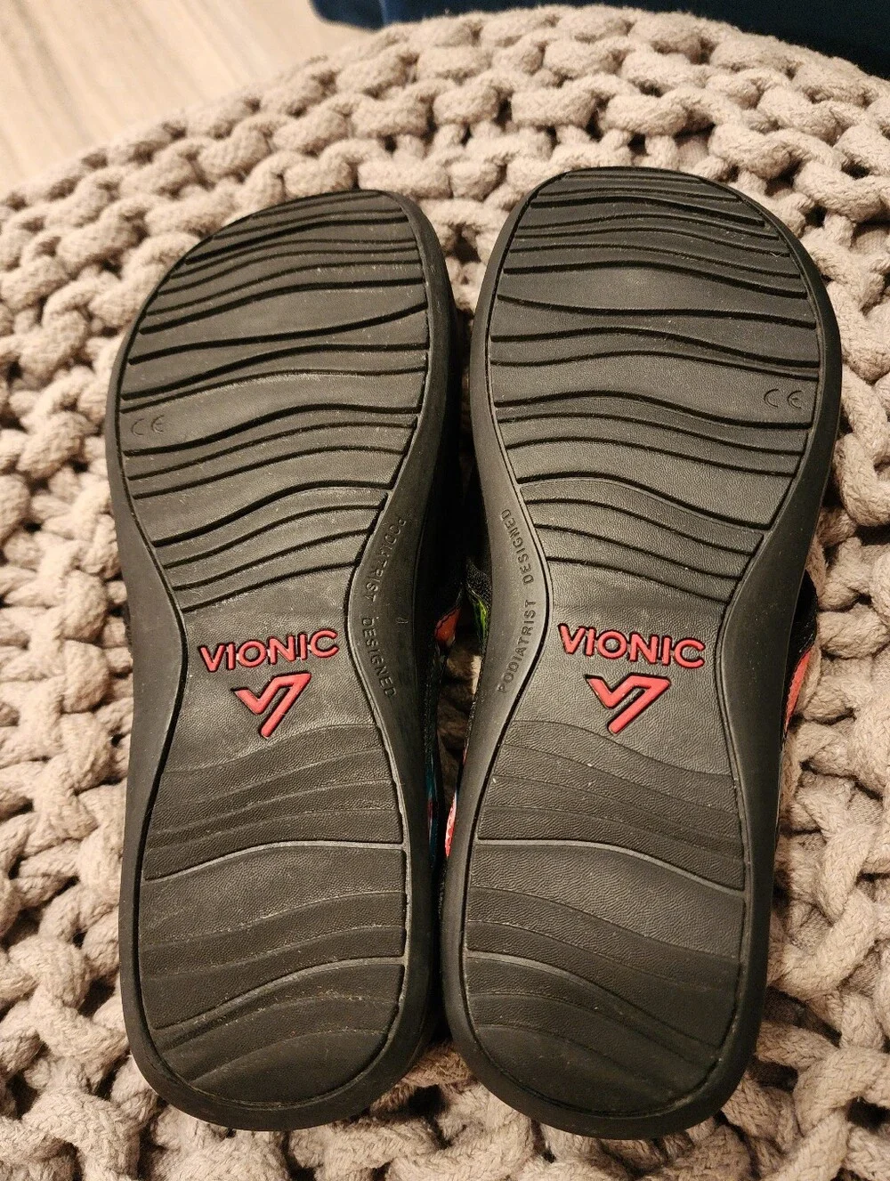 Vionic Sz 8 Flip Flop Sandals with Multicolor Straps